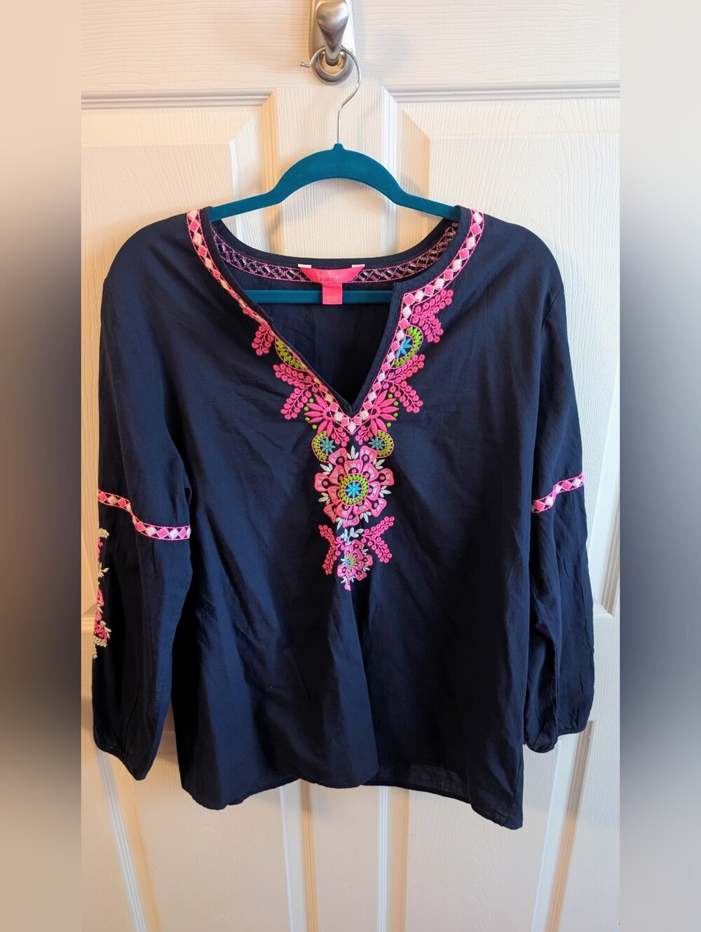 Lilly Pultizer Large EUC Navy Top with 🩷 pink Embroidery